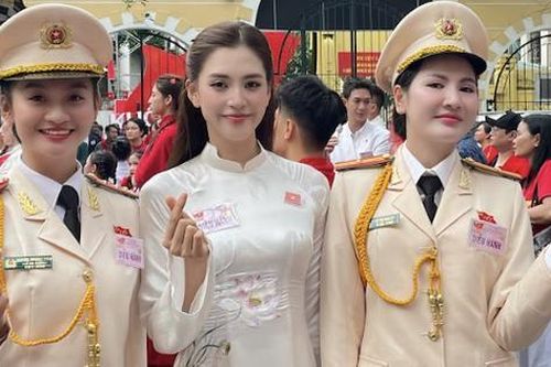 Hình ảnh đẹp của Hoa hậu Trần Tiểu Vy, Lương Thùy Linh tại Tổng duyệt A80
