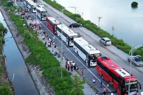 Ngày đầu nghỉ lễ 2/9, hàng trăm phương tiện và người dân vật vờ chờ đợi tại phà Đồng Bài – Cái Viềng vì thời tiết xấu