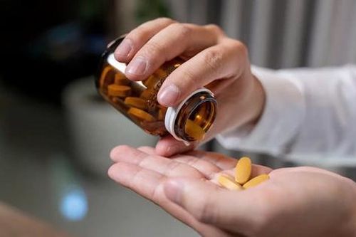 Có nên uống vitamin tổng hợp hàng ngày để tăng sức đề kháng?