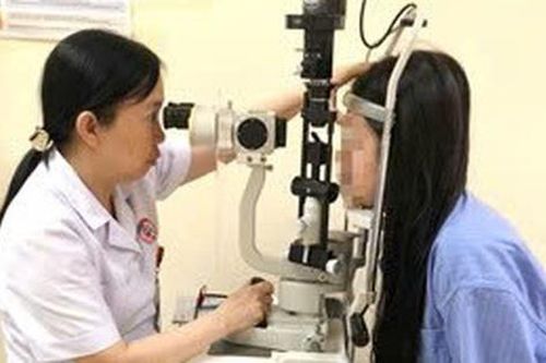 Cô gái bị loét giác mạc vì đeo kính áp tròng thay kính thường ròng rã