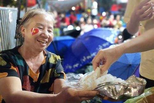 Tổng duyệt diễu binh, diễu hành A80: Ấm áp nghĩa tình Hà Nội từ những nắm cơm muối vừng