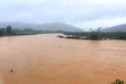 Mưa lớn gây ngập sâu, bản Rào Tre bị cô lập