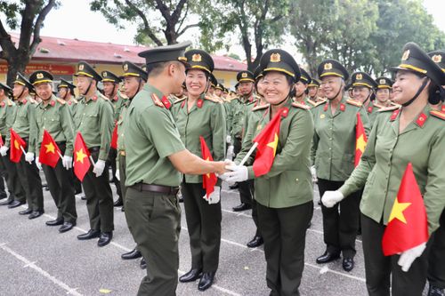 Lãnh đạo Công an thành phố Hà Nội thăm, động viên khối Cựu CAND Việt Nam tham gia diễu binh, diễu hành A80