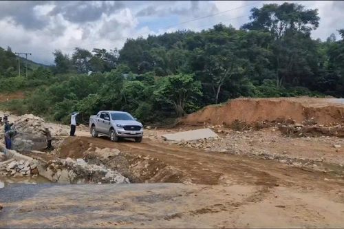 Đã thông xe qua đoạn bị đứt trôi trên đường tỉnh 571 ở Quảng Trị