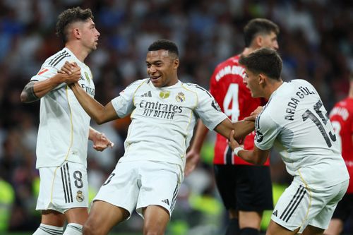 Real Madrid chiếm ngôi đầu sau màn lội ngược dòng