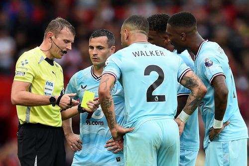 HLV Scott Parker tố VAR thiên vị MU