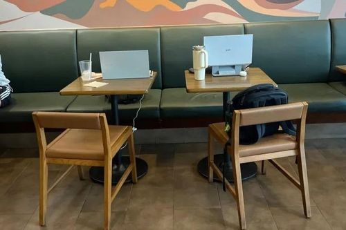 Quán cà phê Hàn Quốc khổ sở vì khách ngồi học từ sáng tới tối