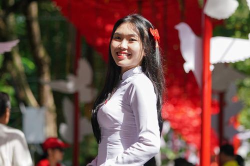 Cô gái bay về từ Nhật Bản để đón Tết Độc lập ở Hà Nội
