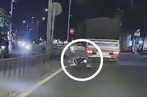 CLIP: Tài xế xe máy tránh xe đạp, văng vào ôtô tải, tử vong tại chỗ