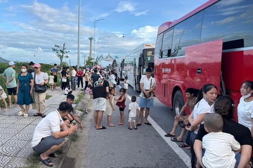 Du khách mắc kẹt trên đảo Cát Bà chiều 30/8