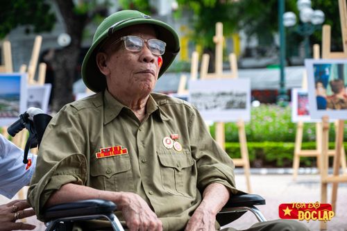 Cựu chiến binh 93 tuổi nghẹn ngào tại triển lãm lịch sử ở hồ Gươm