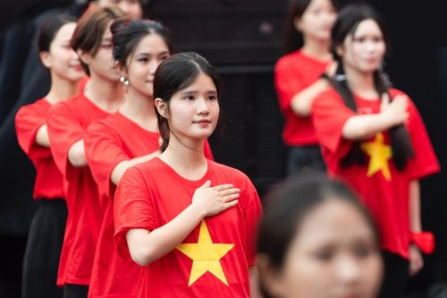 Hơn 300 học sinh, sinh viên nhảy flashmob mừng Tết Độc lập
