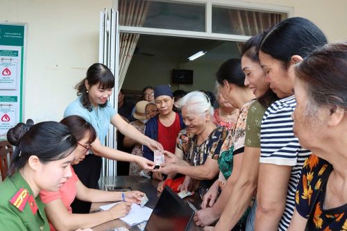 Phường Sơn Tây chi trả hơn 7,2 tỉ đồng quà của Nhà nước đến nhân dân dịp Quốc khánh