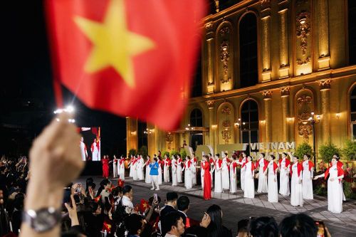 Thí sinh Miss Grand Vietnam 2025 diện áo dài hát mừng Quốc khánh tại show thời trang