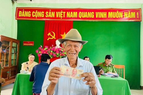Người dân Quảng Ngãi phấn khởi nhận quà Tết Độc lập