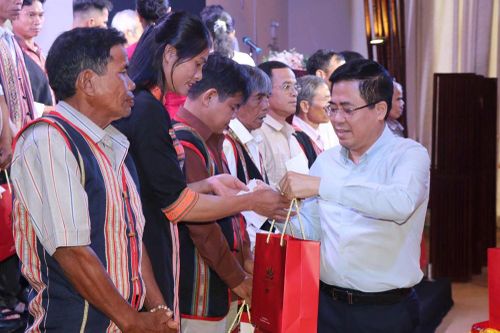 Đồng bào các DTTS Quảng Ngãi chung sức xây dựng quê hương