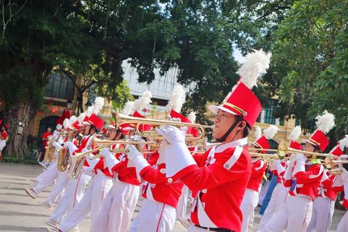 Đoàn nhạc kèn học sinh TP.HCM biểu diễn tại Tượng đài vua Lý Thái Tổ