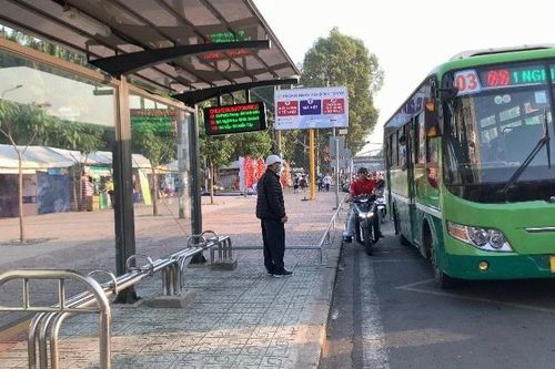 Miễn phí vé, tặng cờ Tổ quốc cho người dân Thành phố khi đi xe buýt dịp Quốc khánh