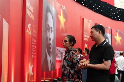 Du khách tìm hiểu về lịch sử tại triển lãm '95 năm Cờ Đảng soi đường'