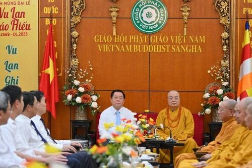 Đồng chí Nguyễn Trọng Nghĩa thăm, chúc mừng các tổ chức tôn giáo