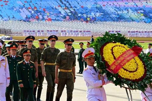 Quân nhân ba nước Liên bang Nga, Lào, Campuchia vào Lăng viếng Chủ tịch Hồ Chí Minh