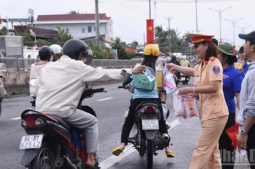 Bà con về quê được tặng bánh, sữa, nước tại 'Trạm dừng chân nghĩa tình'