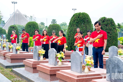 Với tay là chạm vào lịch sử
