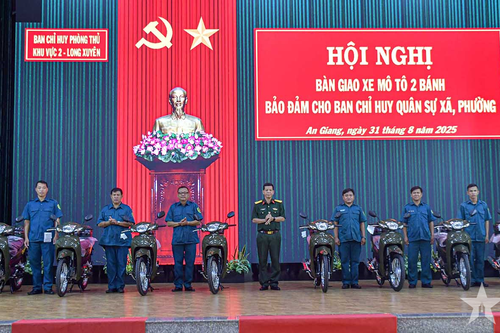 An Giang: Bàn giao xe mô tô hai bánh cho Ban CHQS cấp xã