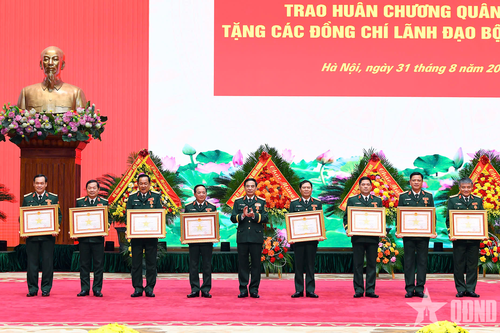 Trao huân chương tặng các đồng chí lãnh đạo Bộ Quốc phòng