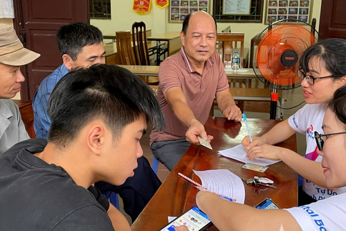 Người dân phường Tùng Thiện, xã Đoài Phương phấn khởi nhận quà Tết Độc lập
