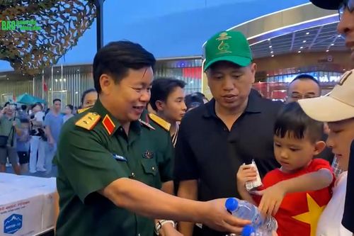 Bộ đội phục vụ nước và lương khô cho nhân dân đến tham quan Triển lãm thành tựu đất nước