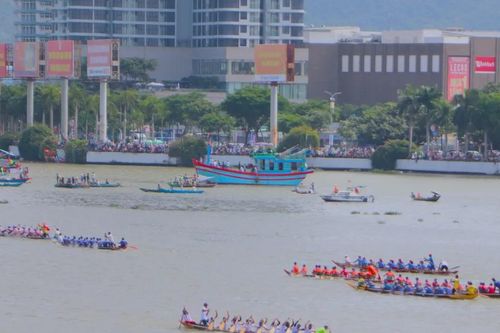Hàng ngàn người đội nắng, cổ vũ đua thuyền trên sông Hàn