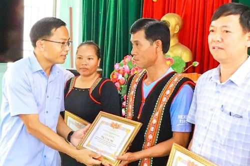 Khen thưởng người tham gia cứu chữa nạn nhân nghi bị ngộ độc sau bữa tiệc tân gia