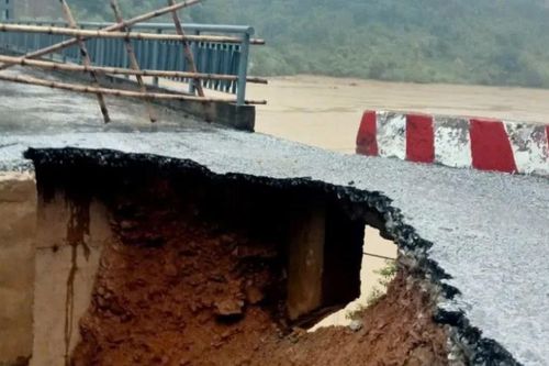 Nghệ An: Mưa lớn kéo dài gây sạt lở, nứt núi