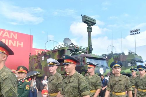 Đoàn quân đội Nga, Lào và Campuchia tham quan Triển lãm Thành tựu đất nước