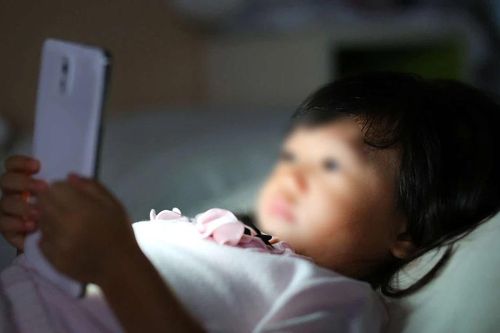 Trẻ em tiếp xúc nhiều với màn hình điện thoại, máy tính tác hại thế nào?