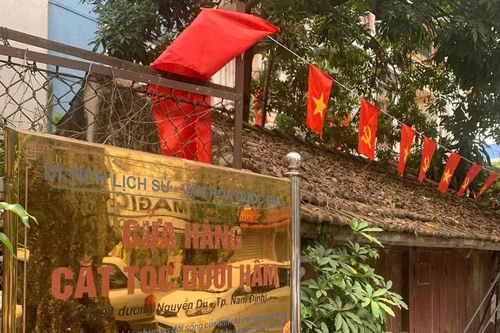 Tiệm tóc trong lòng đất: 'Người kể chuyện' thầm lặng