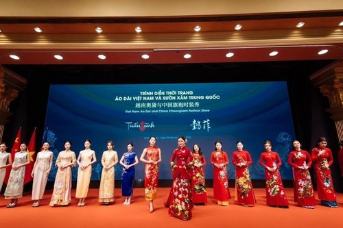 Áo dài Việt Nam hội ngộ sườn xám tại Quảng Châu, Trung Quốc