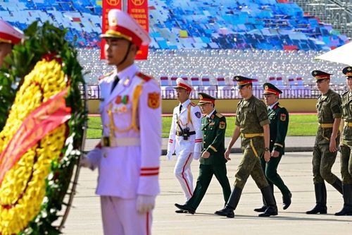 Quân nhân Nga, Lào và Campuchia vào Lăng viếng Chủ tịch Hồ Chí Minh