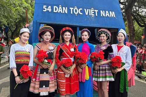 Á hậu Du lịch thế giới 2022 Hương Ly rạng rỡ trong bộ Áo dài dân tộc Cao Lan nhân ngày Quốc khánh 2/9