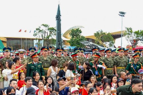 Quân nhân Nga, Lào, Campuchia tham quan không gian trưng bày vũ khí của Việt Nam