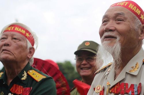 Cuộc gặp gỡ sau chiến tranh: Hai cựu binh bên nhau ở Quảng trường Ba Đình