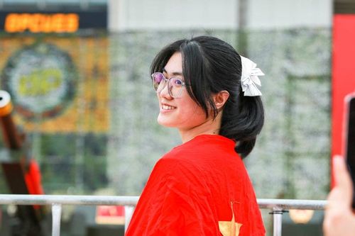 Người dân háo hức chụp ảnh cùng dàn pháo lễ trước ngày Quốc khánh 2/9