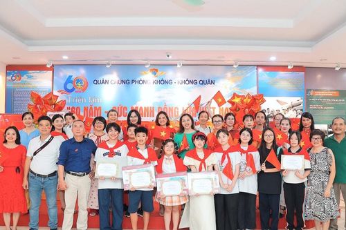 'Dấu ấn 1945 – Hồi ức vinh quang': Ký ức lịch sử tái hiện qua nét vẽ của các họa sĩ nhí