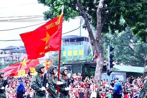Khoảng khắc 'Nam thần Quân đội' Lê Hoàng Hiệp xuất hiện cùng đồng đội trong lễ tổng duyệt A80