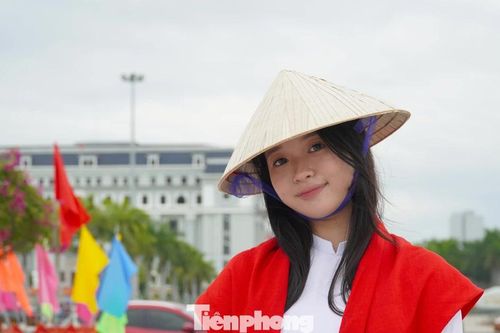 Đường mang tên ngày Độc Lập ở Đà Nẵng rực sắc đỏ, bạn trẻ tìm về check-in