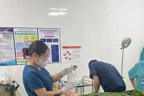Tạm giữ đối tượng dùng đòn gánh đánh gãy tay phó trưởng công an xã