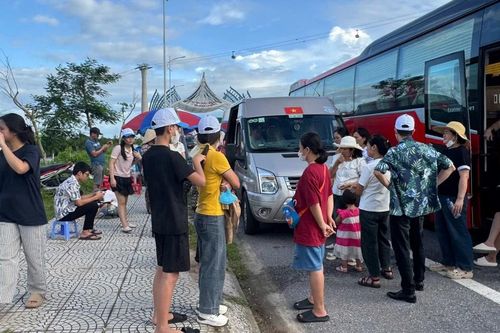 Hàng trăm khách du lịch mắc kẹt trên đảo Cát Bà