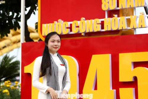 Bạn trẻ Đà Nẵng rộn ràng xuống phố chụp ảnh dịp Tết Độc lập