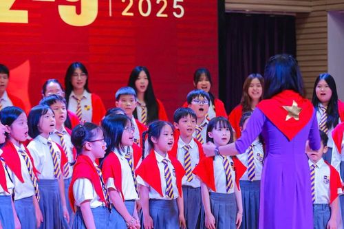 350 thầy trò Olympia hợp xướng 'Tiến quân ca'